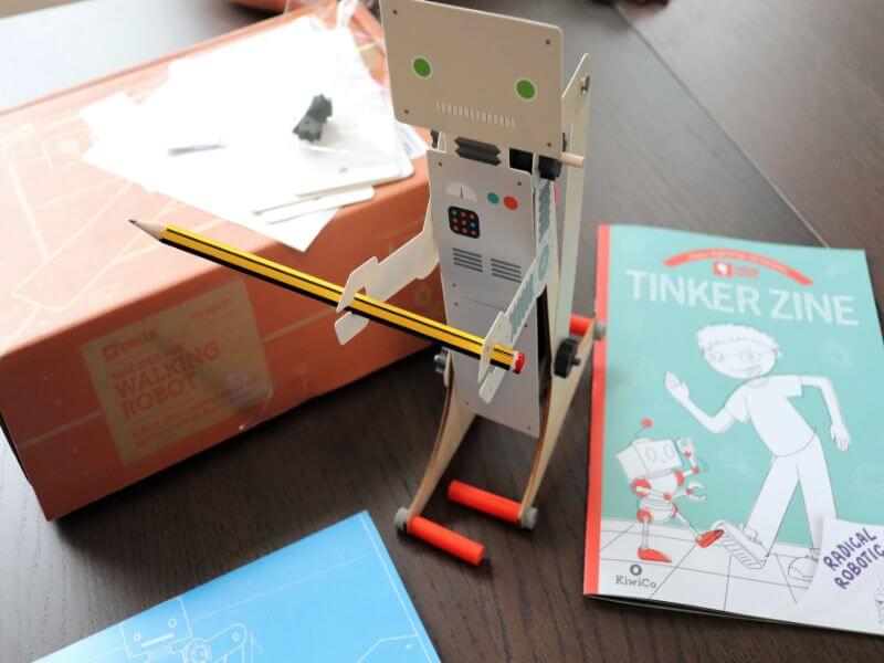 KiwiCo Tinker Crate - Walking Robot | Review ⋆ Jupiter & Dann