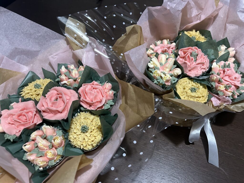 Bouquet Cupcake Class with Sweet Designs by Jennie