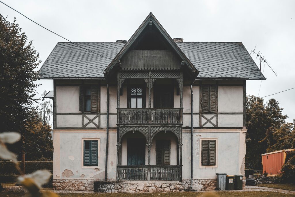 5 Reasons to Avoid Buying Old Homes
