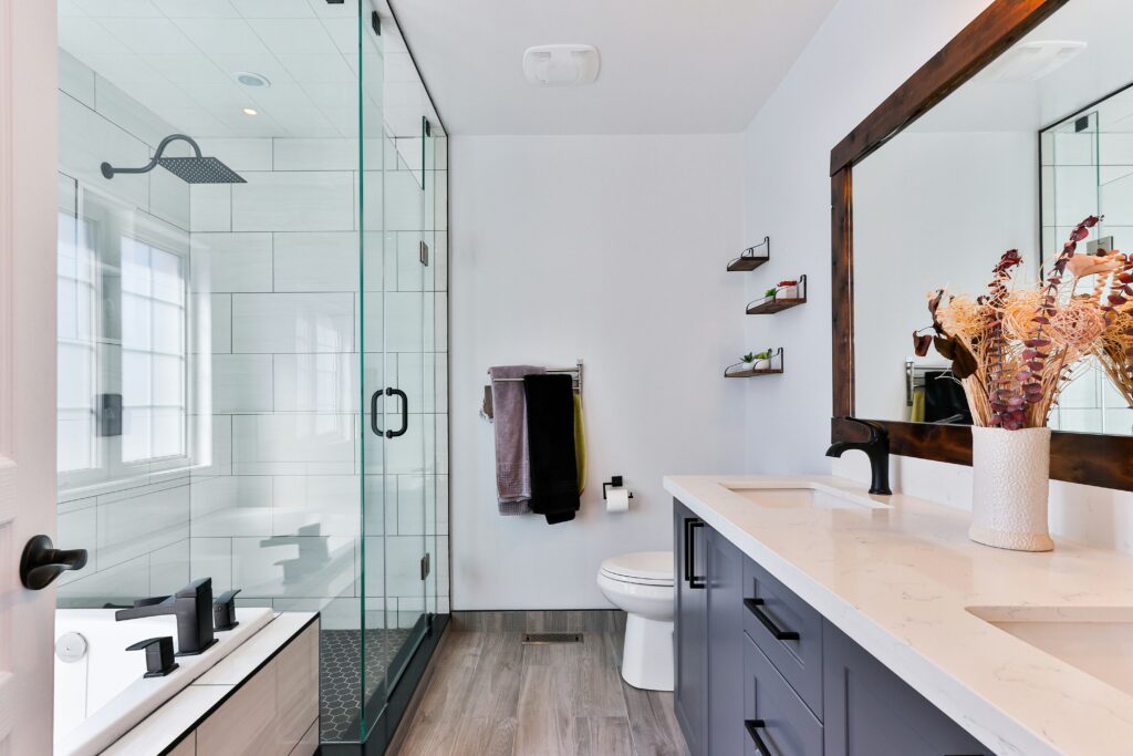 Storage Solutions That Tidy Bathrooms Without Sacrificing Style