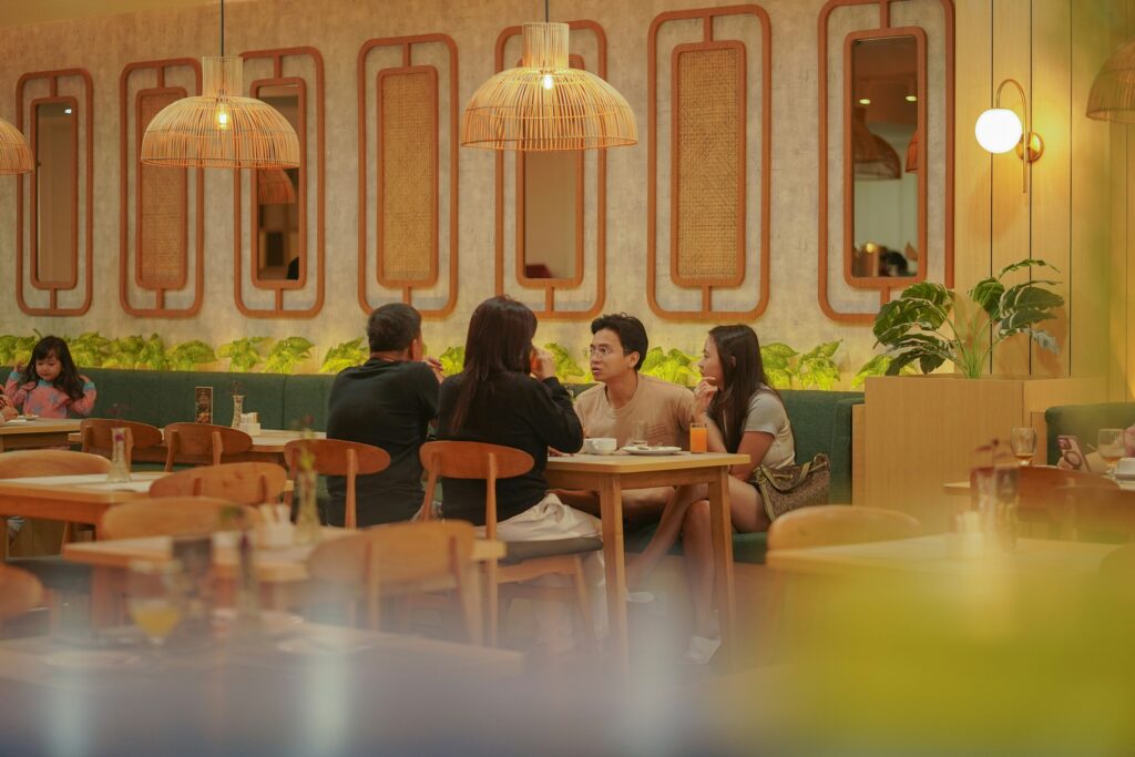 Why Group Dining Is Making a Comeback: The Social Side of Eating Out